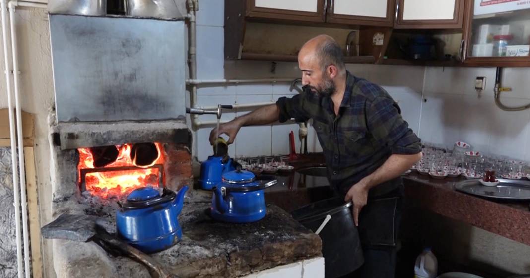 Çay servisine yeni soluk! Ağzında süzgeçle hız tanımıyor 1