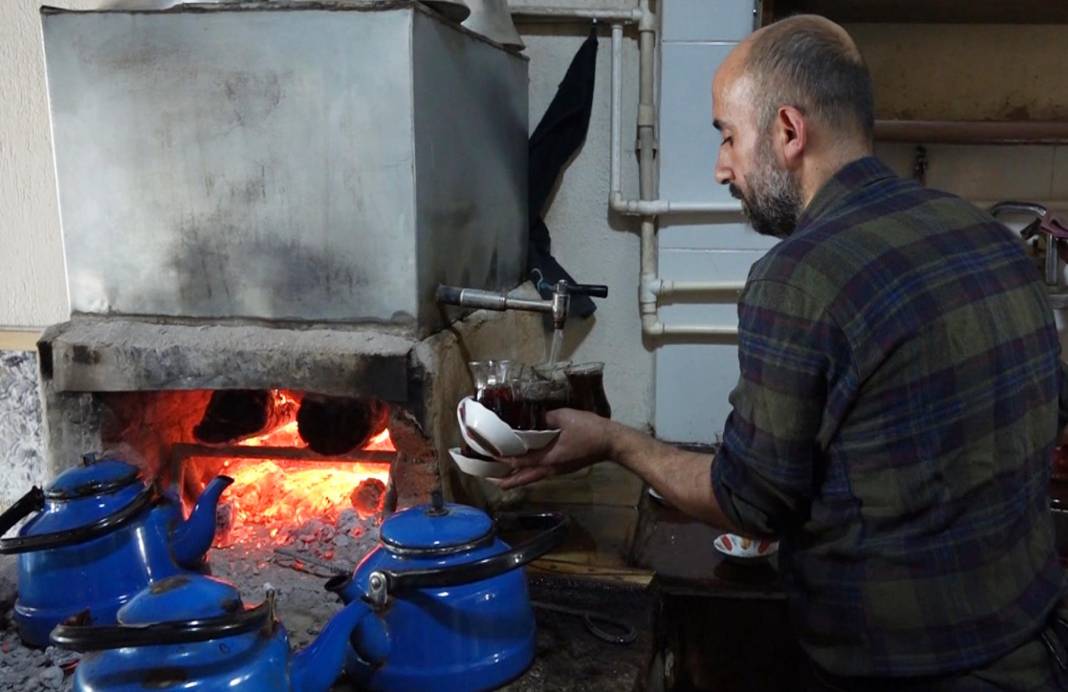 Çay servisine yeni soluk! Ağzında süzgeçle hız tanımıyor 5