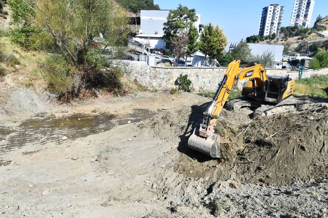 İzmir'de derelerden 150 ton atık çıkarıldı 1