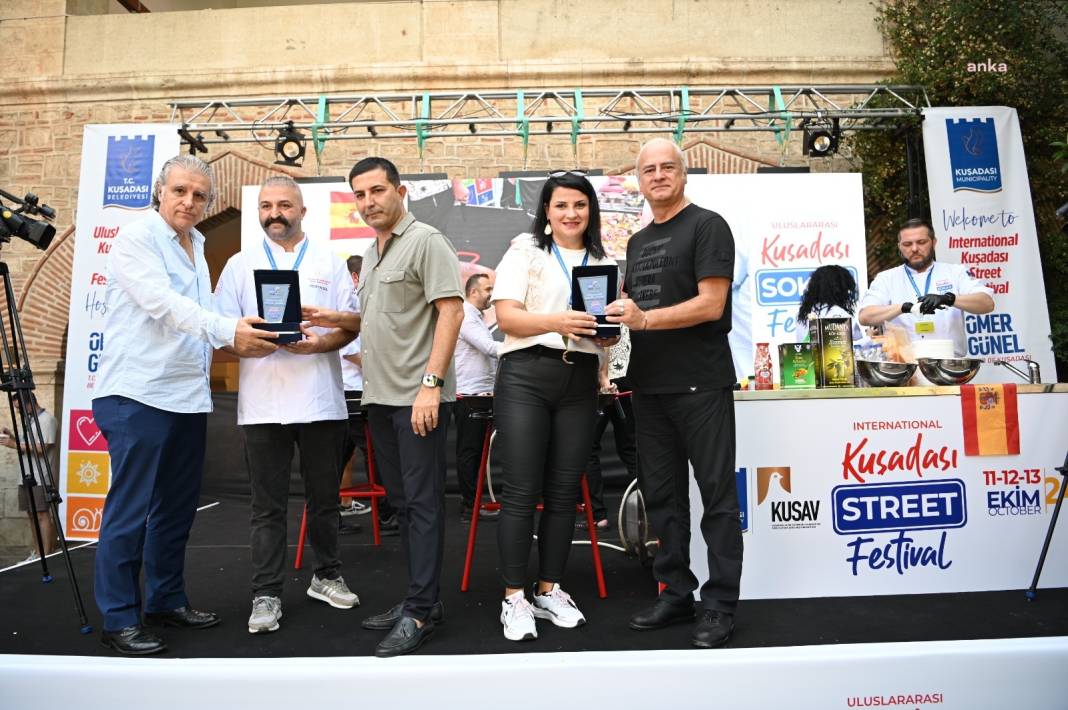 Uluslararası Kuşadası Sokak Festivali renkli etkinliklerle devam ediyor 2