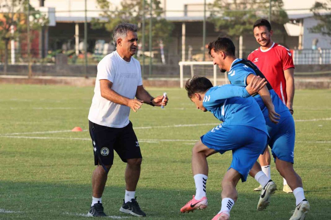 Basatemür Yılmaz Vural'ın papucunu dama attı 4