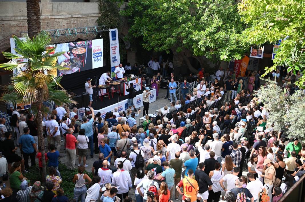 Uluslararası Kuşadası Sokak Festivali renkli etkinliklerle devam ediyor 5