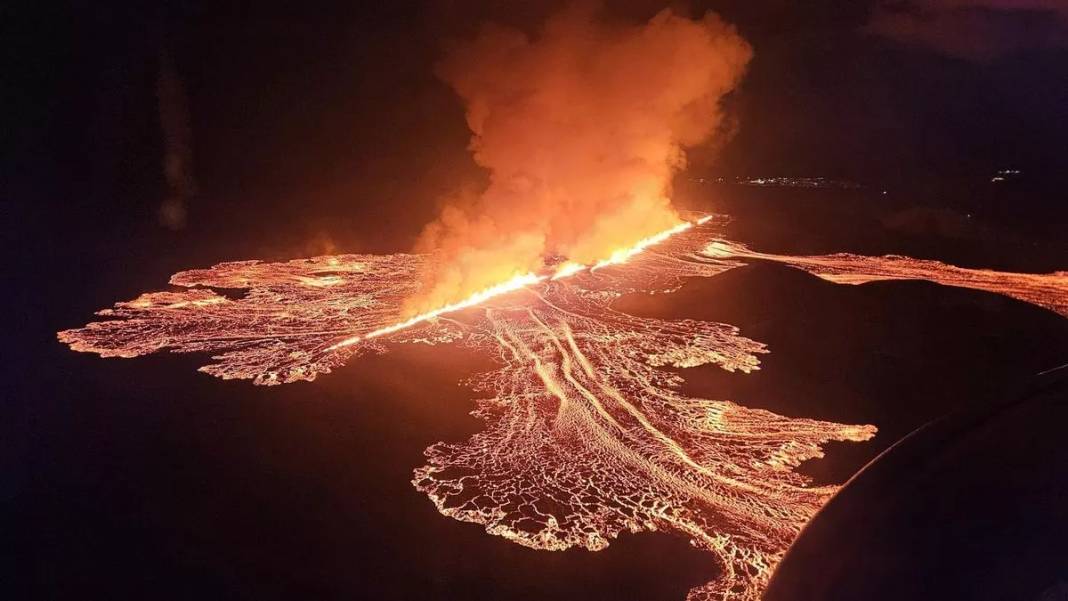 Yanardağ uyarı vermeden patladı. Turistler tahliye ediliyor 2