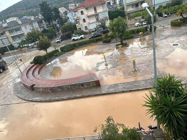 Tatil cennetinde sağanak kabus oldu 9