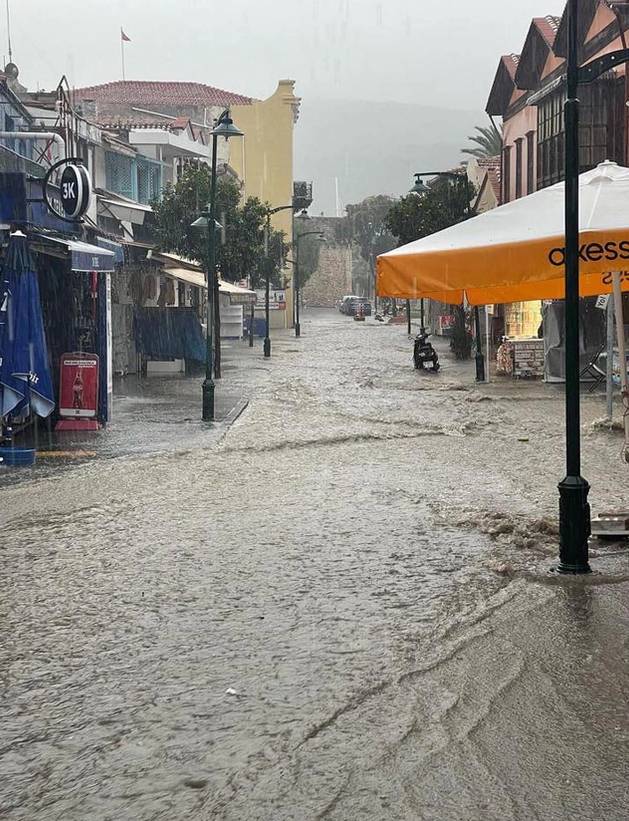 Tatil cennetinde sağanak kabus oldu 11