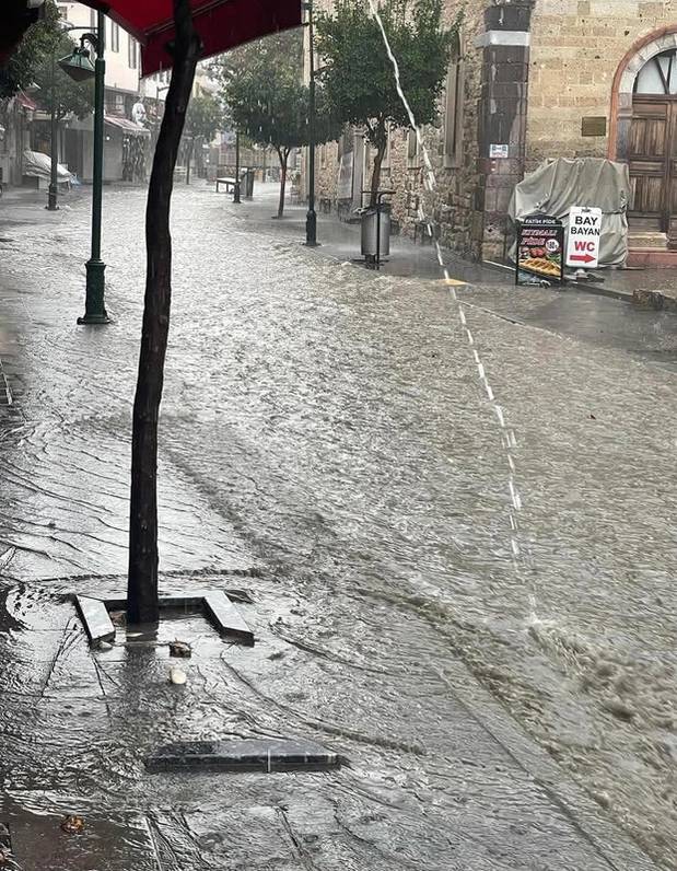 Tatil cennetinde sağanak kabus oldu 12