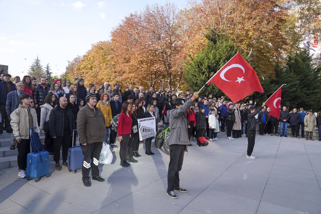 Saatler 09:05'i gösterdiğinde hayat durdu 13