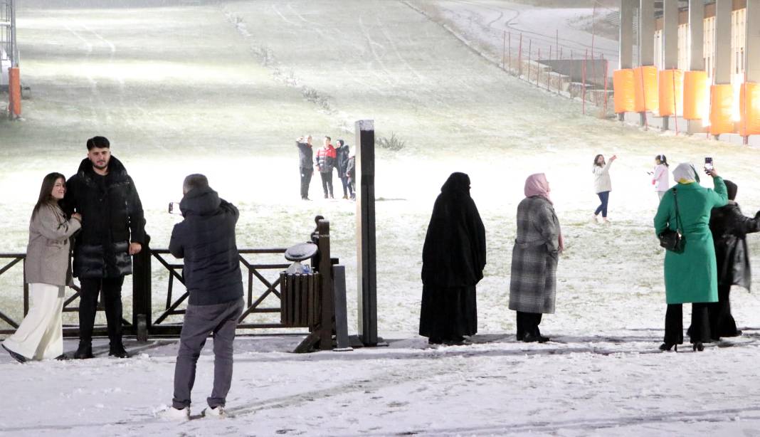 Lapa lapa kar yağdı: Çocuklar gece yarısı sokağa döküldü 4