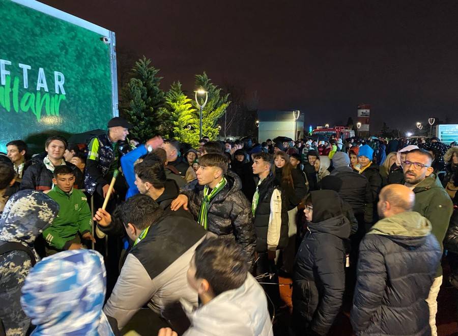 Bursaspor taraftarı saatlerce yağmur altında bekledi 1