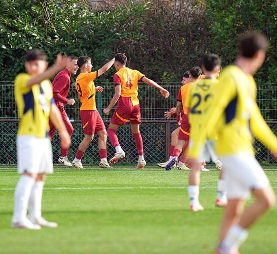 Galatasaray Fenerbahçe'yi 8-1 yendi 10