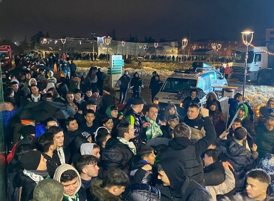 Bursaspor taraftarı saatlerce yağmur altında bekledi 2