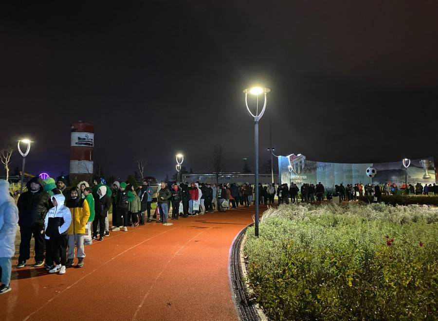 Bursaspor taraftarı saatlerce yağmur altında bekledi 4