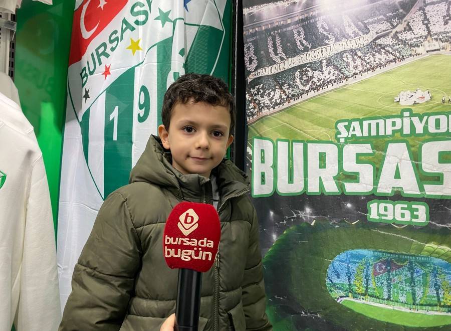 Bursaspor taraftarı saatlerce yağmur altında bekledi 6