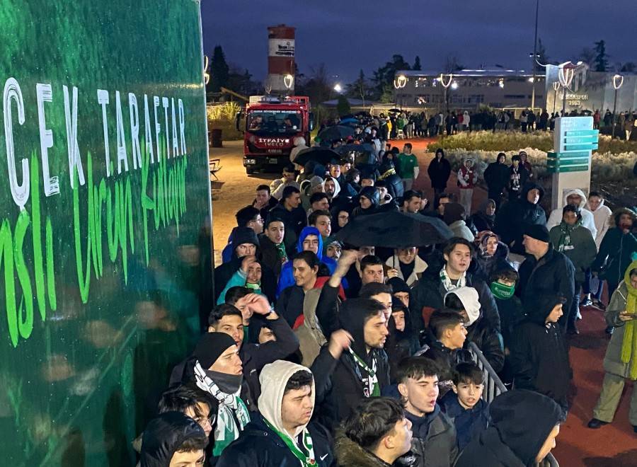 Bursaspor taraftarı saatlerce yağmur altında bekledi 5
