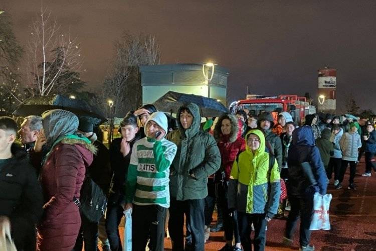 Bursaspor taraftarı saatlerce yağmur altında bekledi 9