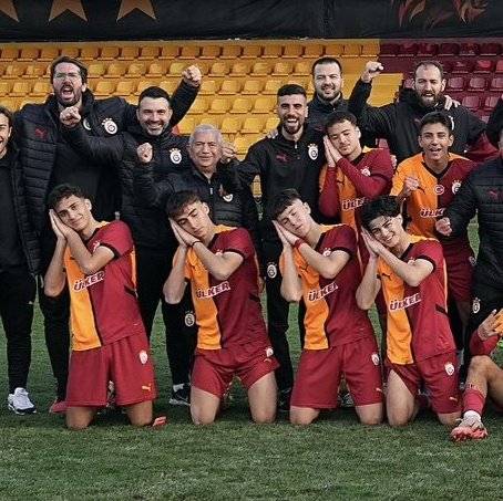 Galatasaray Fenerbahçe'yi 8-1 yendi 9