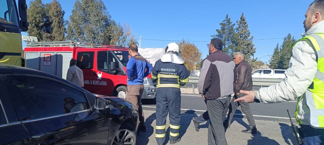 Otomobili önüne alan TIR durmayarak metrelerce sürükledi. Bu nasıl insanlık. Arkadaki otomobildekiler çekti 6