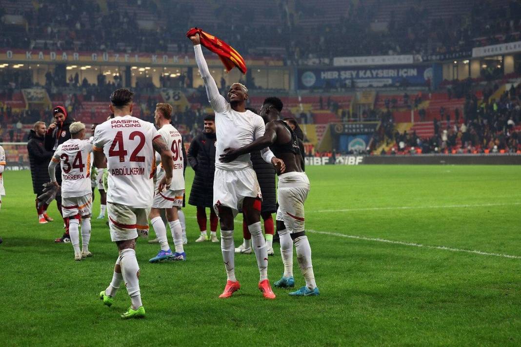 Victor Osimhen 27 oldu 8