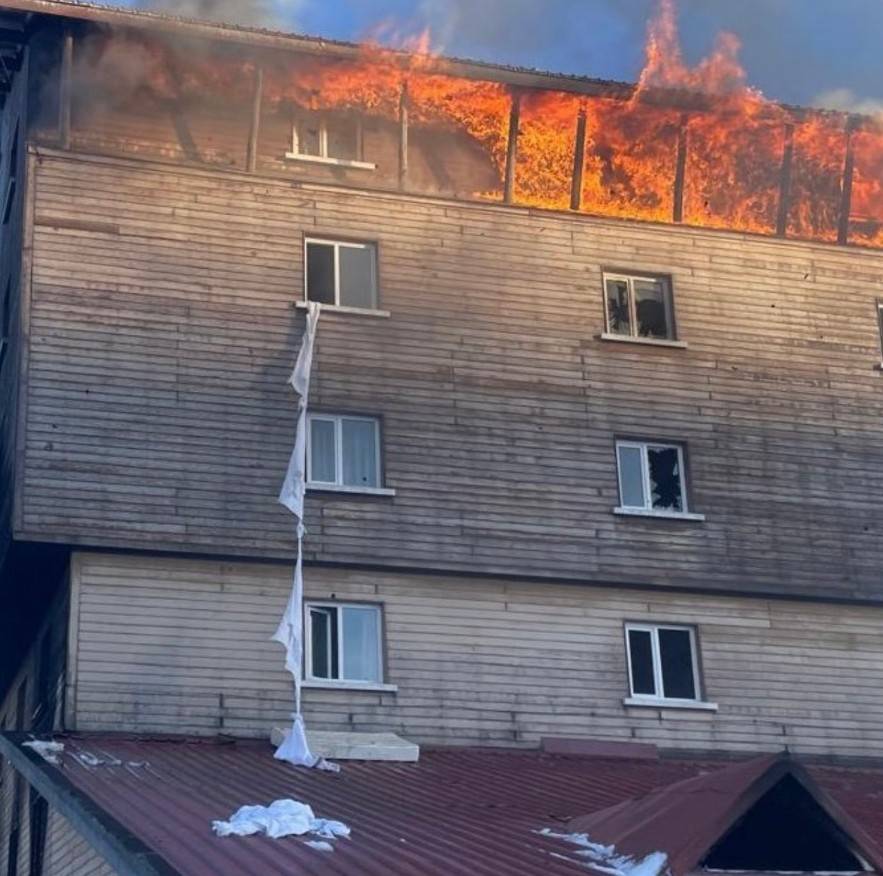 Kartalkaya faciasına sessiz protesto: İsyanlarını beyaz çarşaf asarak  dillendirdiler