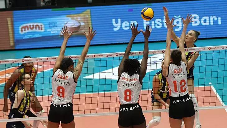 Ne yaptın Hande Baladın! Arina yere serildi 3