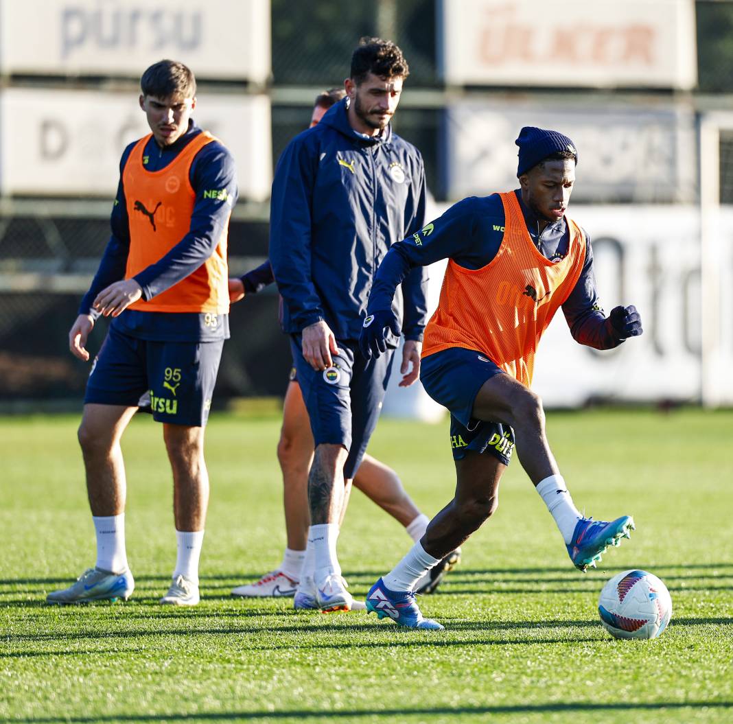 Fenerbahçe'de kazanan takım galibiyet pozu verdi 1