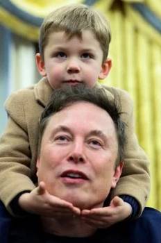 Elon Musk'ın oğlunun Oval Ofis halleri: Babasının oğlu dedirten kareler! Burnunu karıştırıp masaya sürdü 8