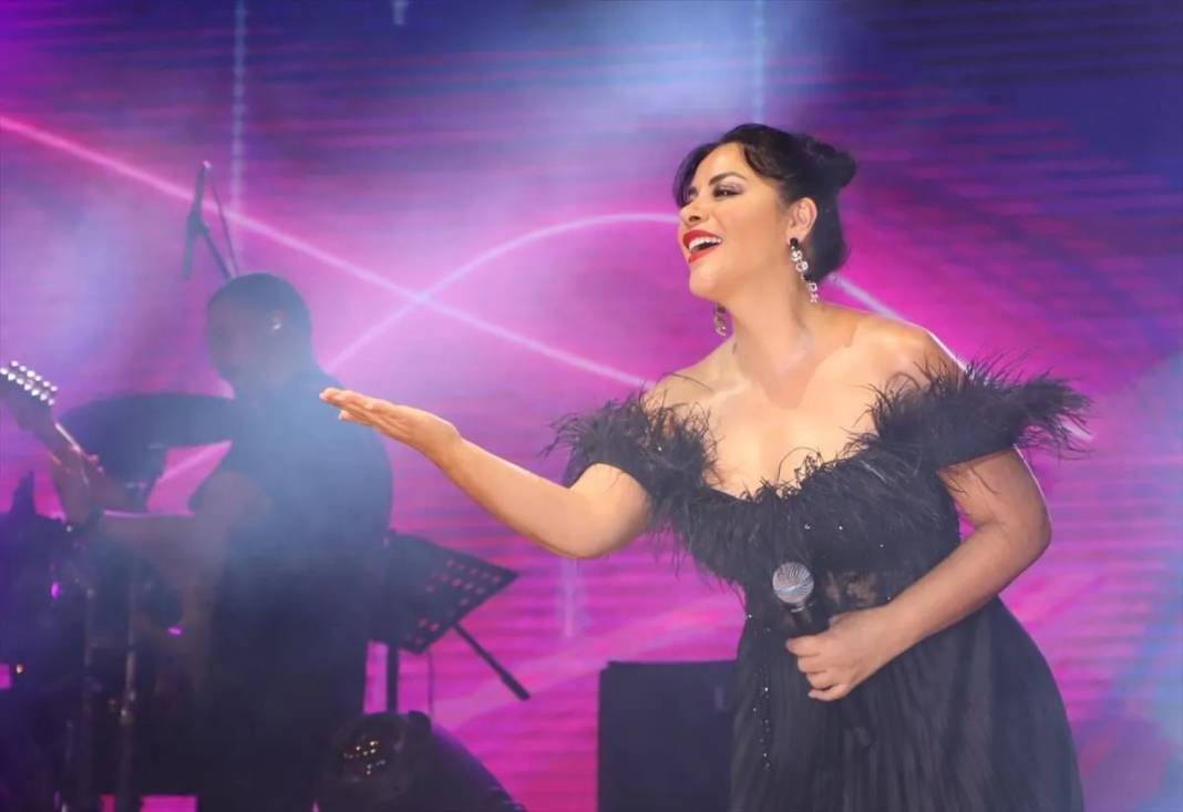 49 yaşındaki Zara'nın kıyafeti görenleri şaşkına çevirdi! Sahneyi salladı 3