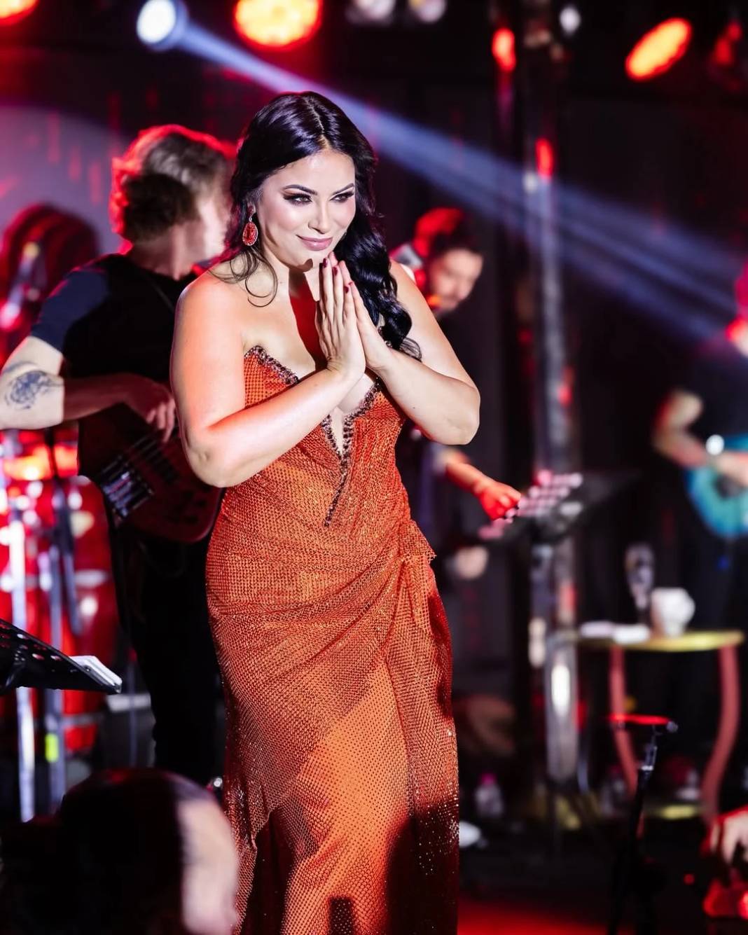 49 yaşındaki Zara'nın kıyafeti görenleri şaşkına çevirdi! Sahneyi salladı 5