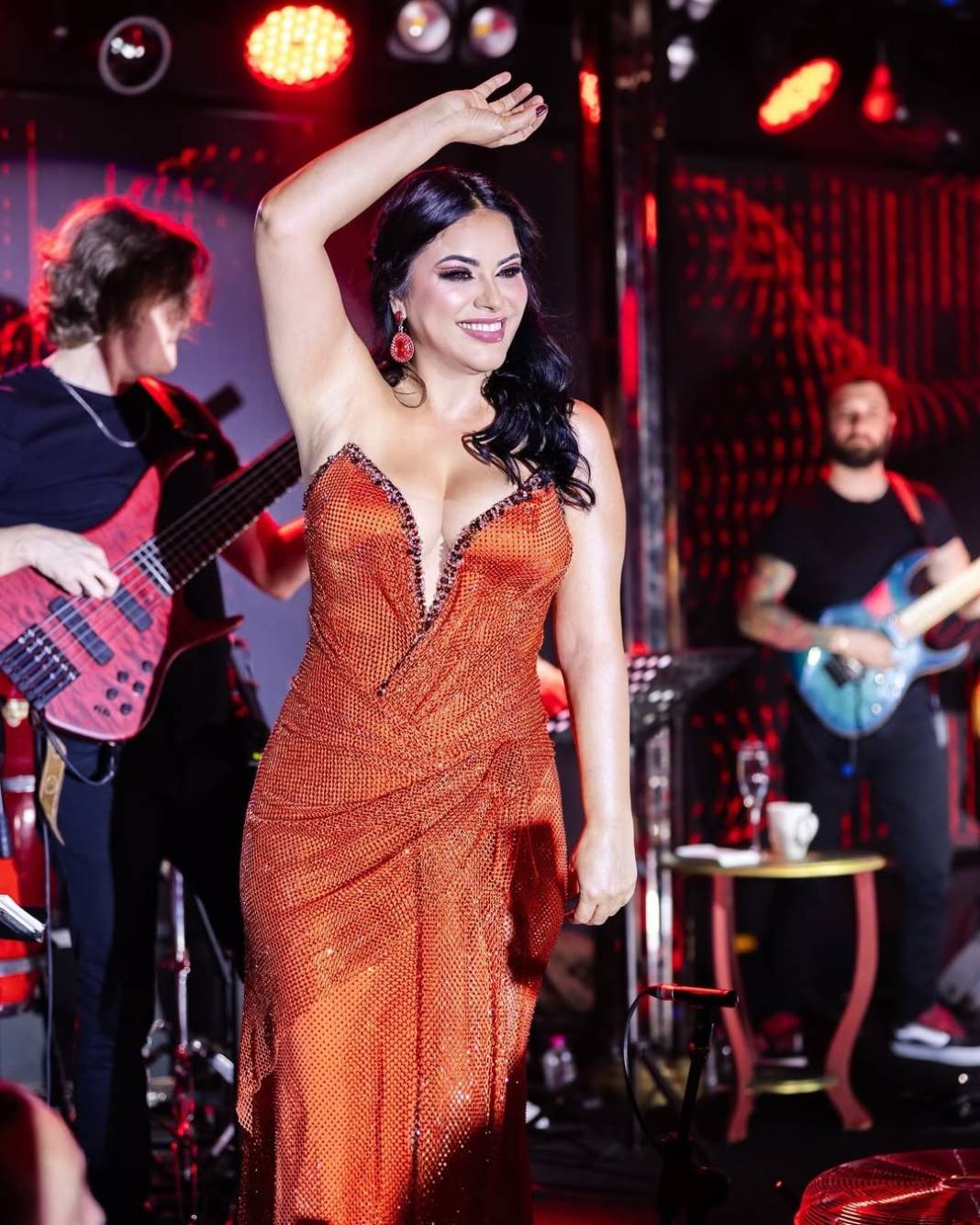 49 yaşındaki Zara'nın kıyafeti görenleri şaşkına çevirdi! Sahneyi salladı 4