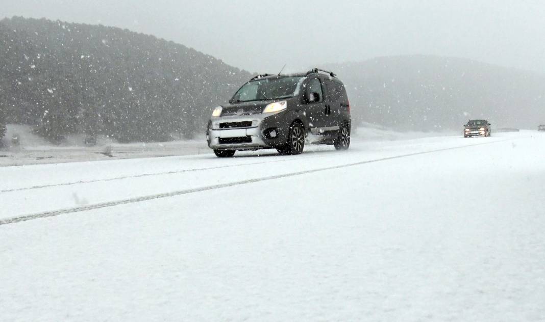 Bahar geldi ama kar yağışı bitmedi! Nisan ayında her yer beyaza büründü 6