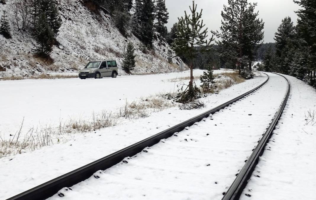 Bahar geldi ama kar yağışı bitmedi! Nisan ayında her yer beyaza büründü 5