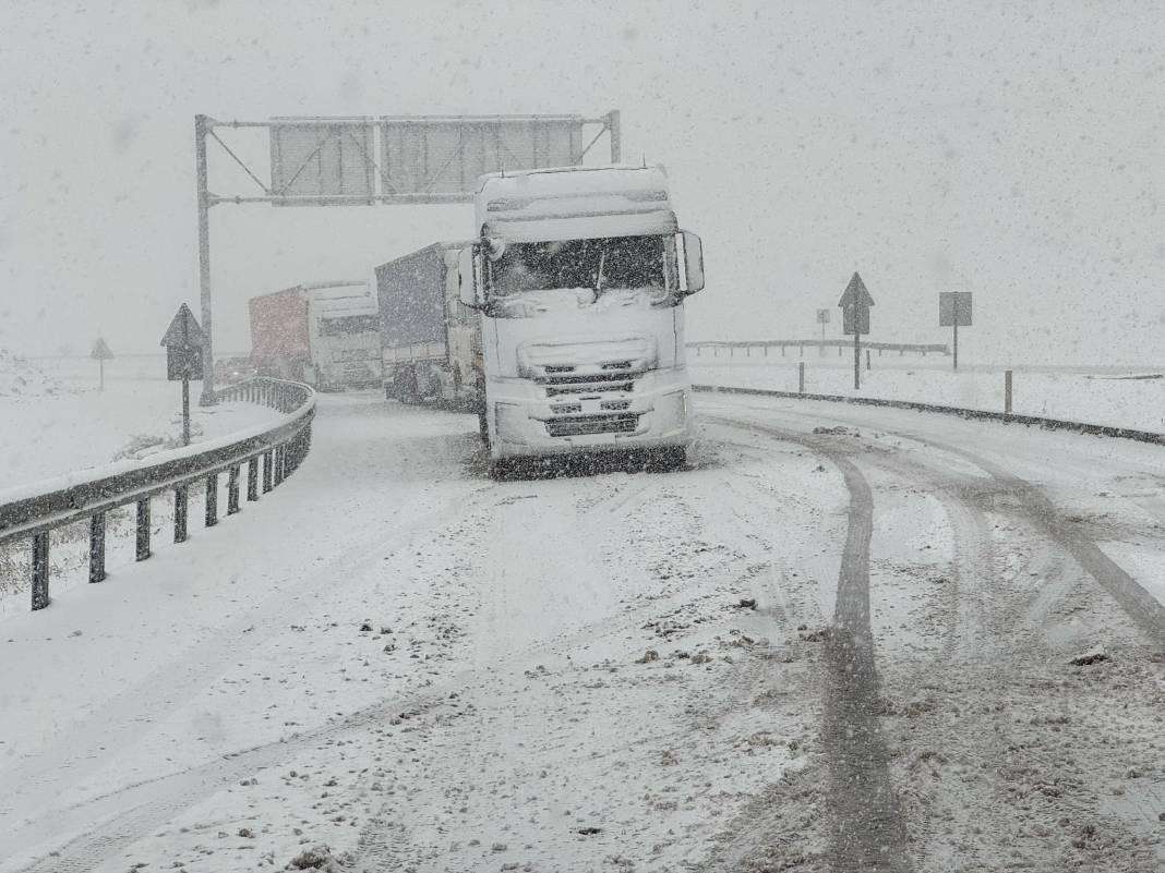 Bahar geldi ama kar yağışı bitmedi! Nisan ayında her yer beyaza büründü 7
