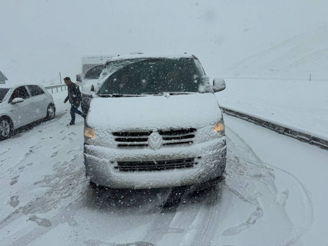 Bahar geldi ama kar yağışı bitmedi! Nisan ayında her yer beyaza büründü 11