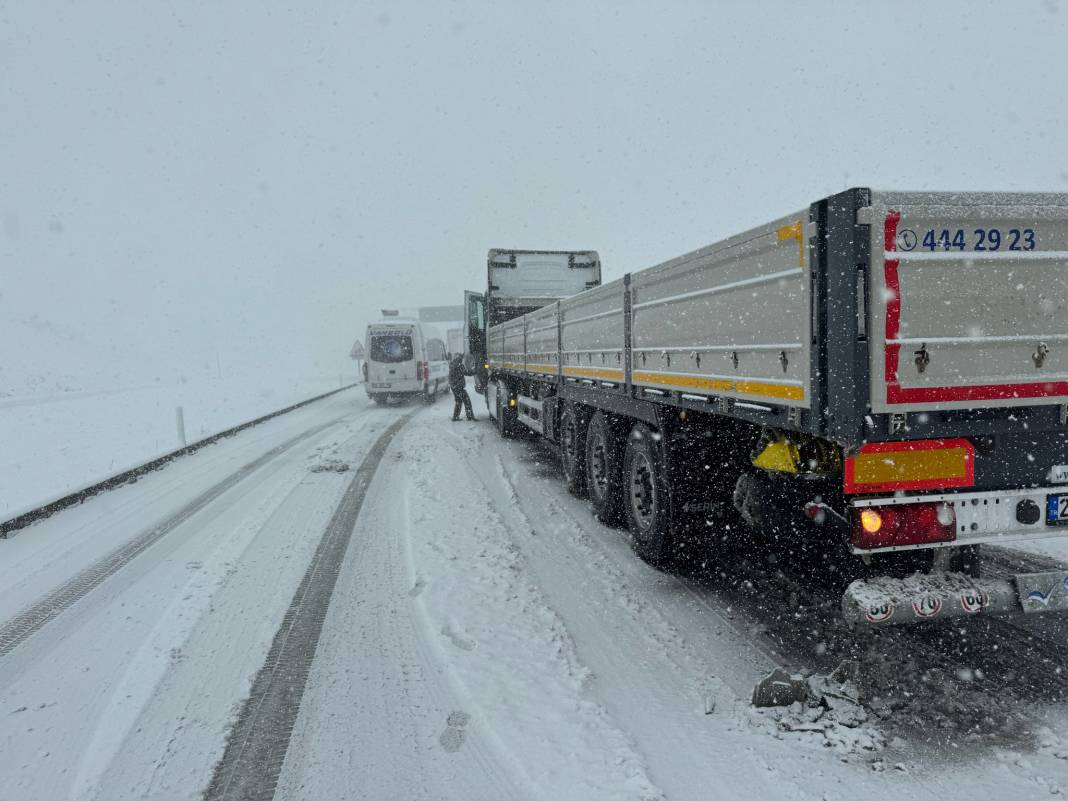 Bahar geldi ama kar yağışı bitmedi! Nisan ayında her yer beyaza büründü 10