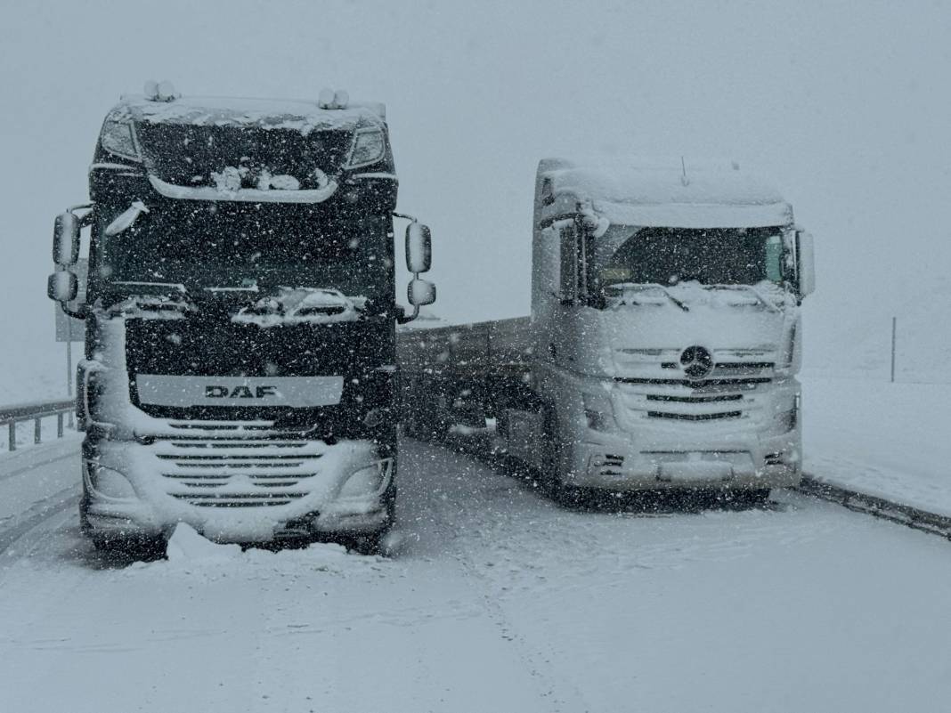 Bahar geldi ama kar yağışı bitmedi! Nisan ayında her yer beyaza büründü 9
