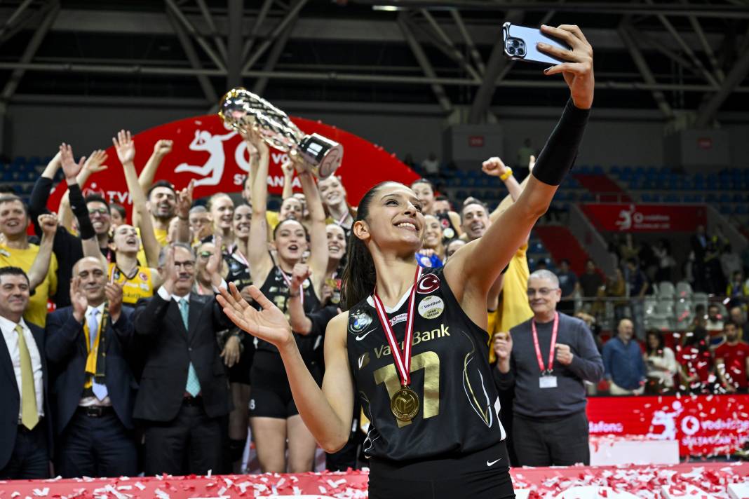 Zehra Güneş ve arkadaşlarından çılgın kutlama 12