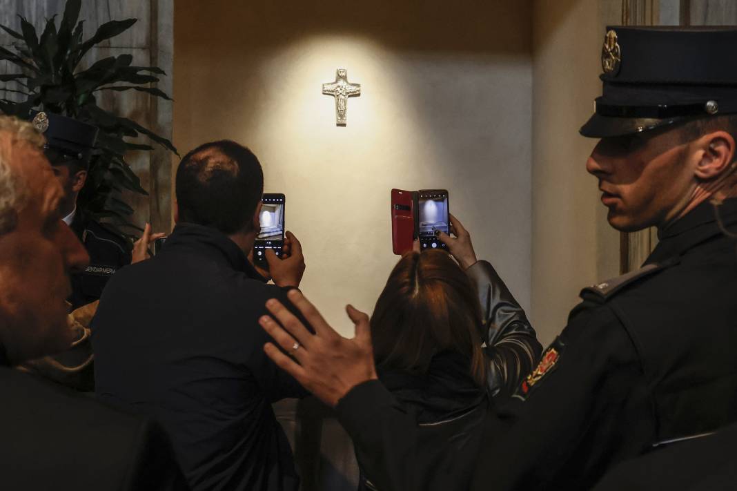 Papa Francis’in son isteği yerine getirildi: Mezarından ilk kareler geldi! 5