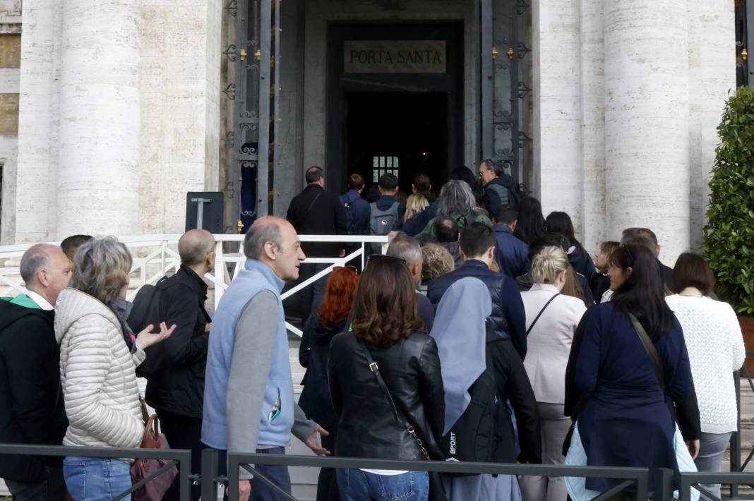 Papa Francis’in son isteği yerine getirildi: Mezarından ilk kareler geldi! 24