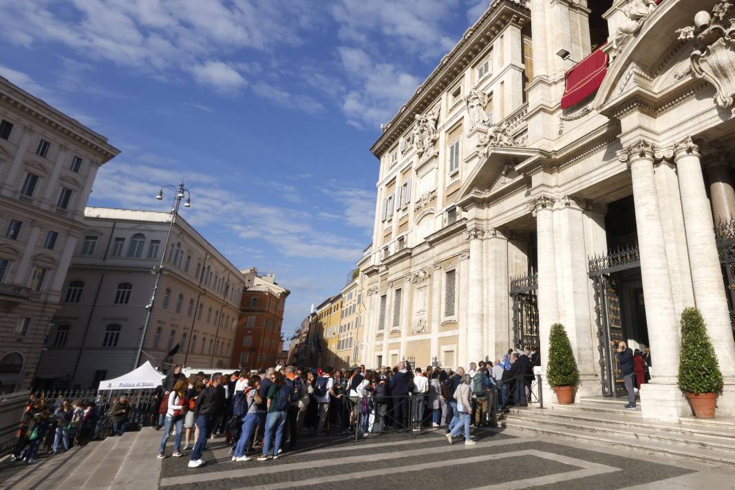 Papa Francis’in son isteği yerine getirildi: Mezarından ilk kareler geldi! 19