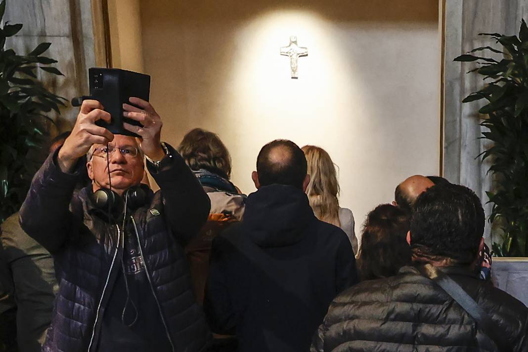Papa Francis’in son isteği yerine getirildi: Mezarından ilk kareler geldi! 9