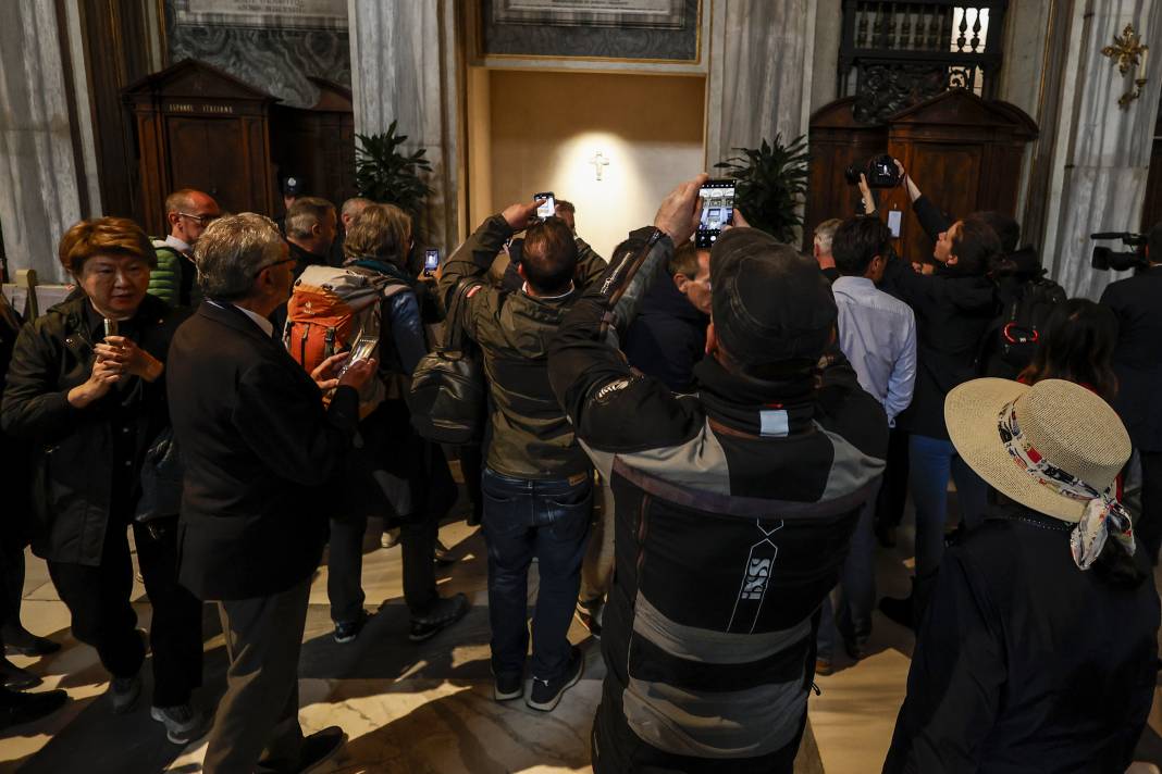 Papa Francis’in son isteği yerine getirildi: Mezarından ilk kareler geldi! 16
