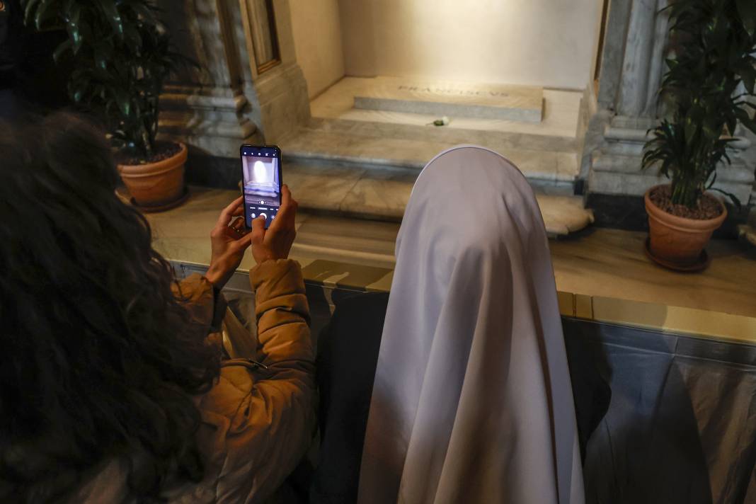 Papa Francis’in son isteği yerine getirildi: Mezarından ilk kareler geldi! 12