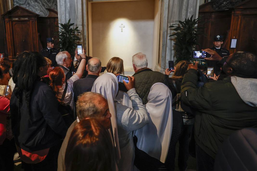 Papa Francis’in son isteği yerine getirildi: Mezarından ilk kareler geldi! 3