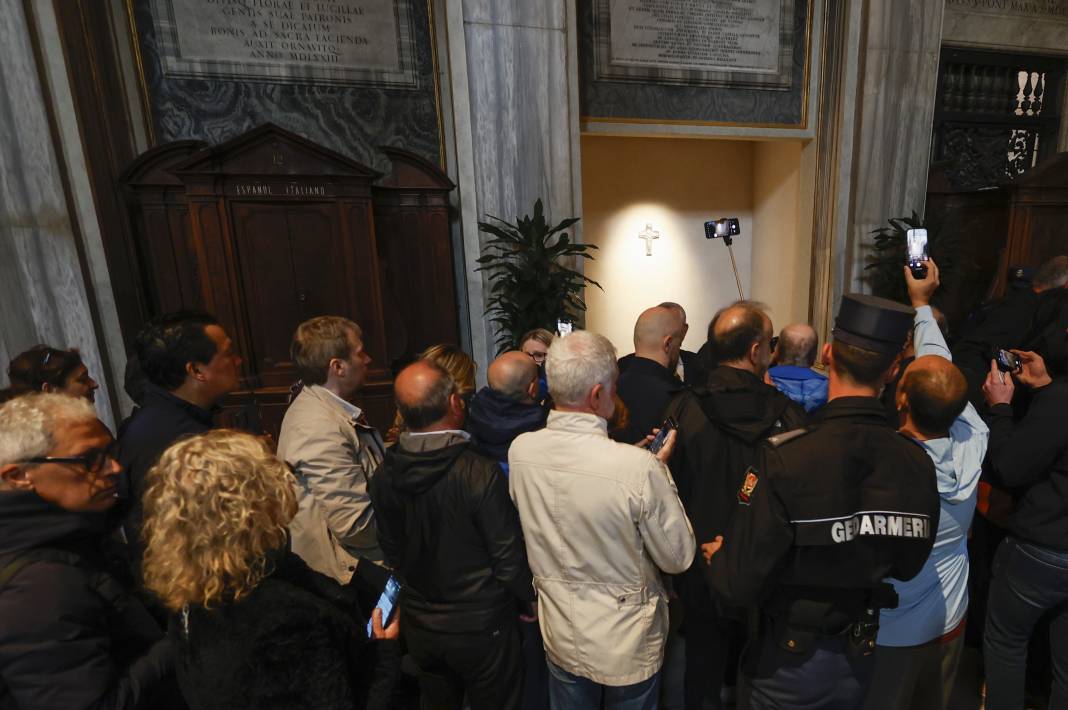 Papa Francis’in son isteği yerine getirildi: Mezarından ilk kareler geldi! 7