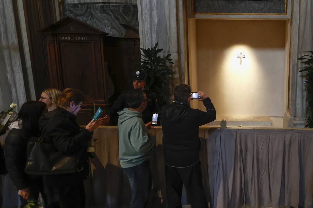 Papa Francis’in son isteği yerine getirildi: Mezarından ilk kareler geldi! 11
