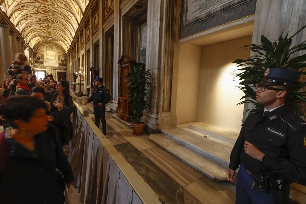 Papa Francis’in son isteği yerine getirildi: Mezarından ilk kareler geldi! 8