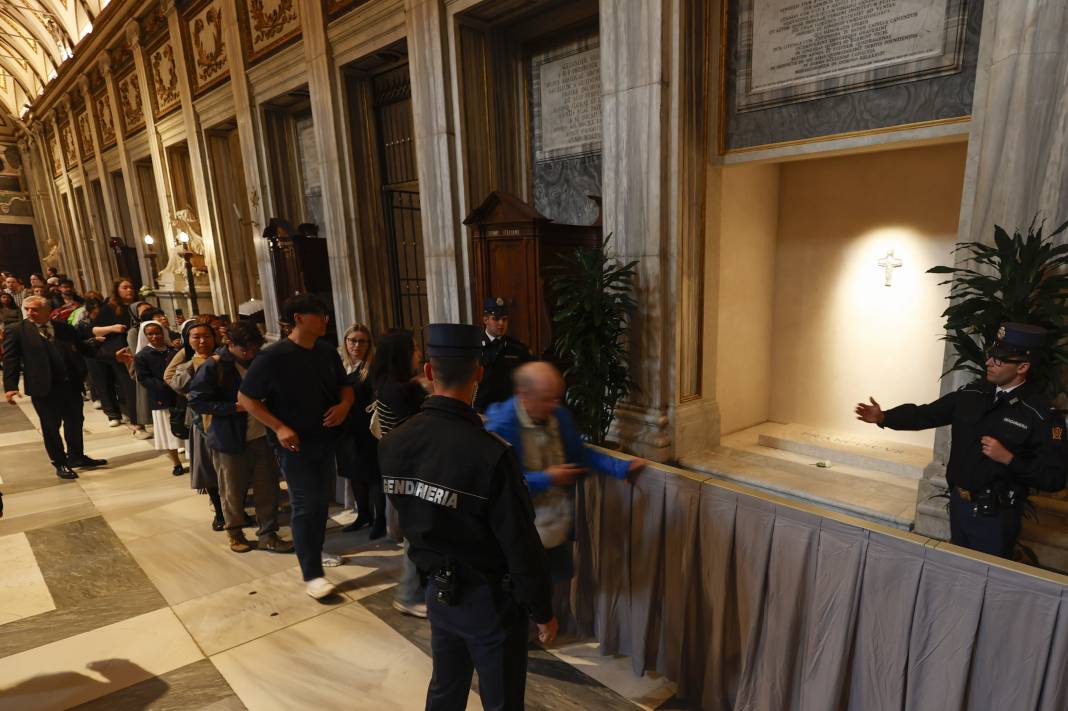 Papa Francis’in son isteği yerine getirildi: Mezarından ilk kareler geldi! 10