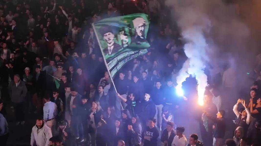 Süper Lig'e yükselen Kocaelispor taraftarı ortalığı yaktı geçti 4