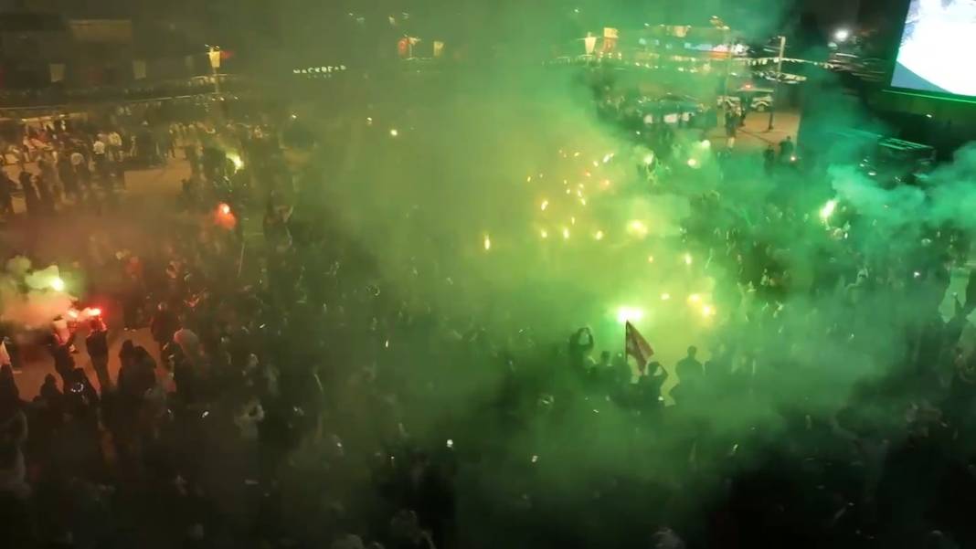 Süper Lig'e yükselen Kocaelispor taraftarı ortalığı yaktı geçti 5