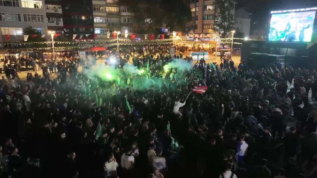 Süper Lig'e yükselen Kocaelispor taraftarı ortalığı yaktı geçti 7